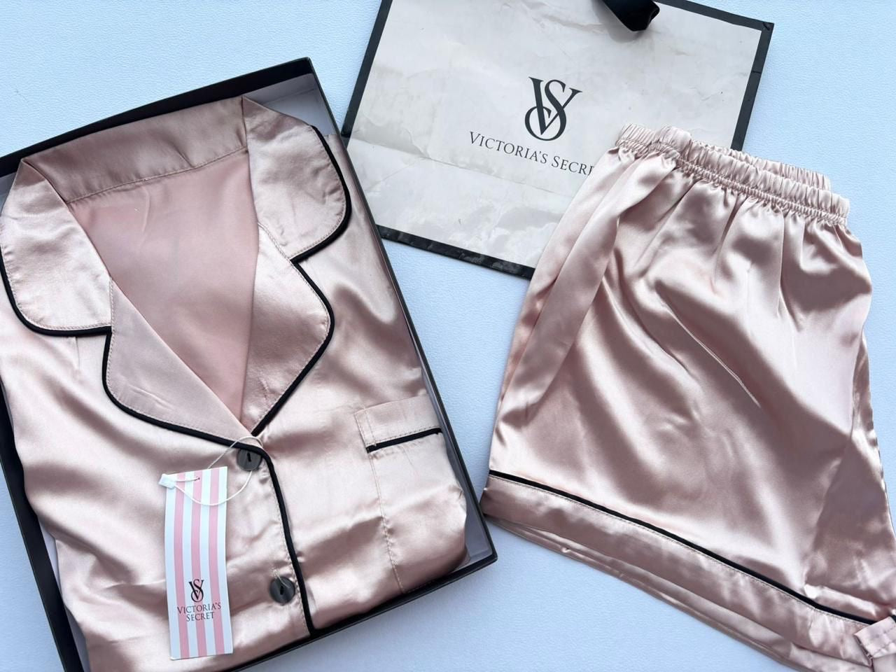 Pijama Satinado de Botones Estilo VS