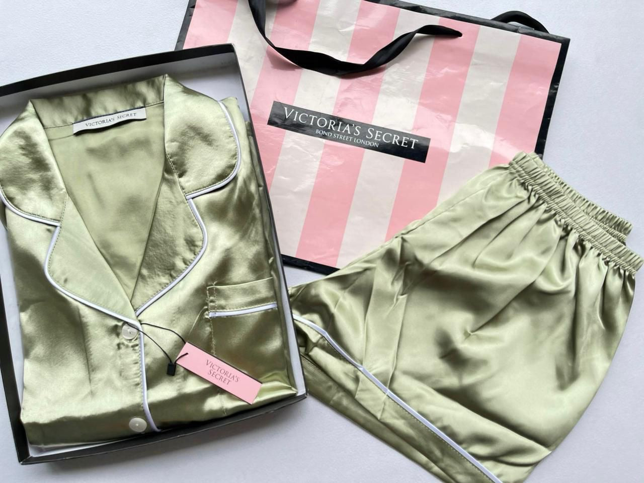 Pijama Satinado de Botones Estilo VS