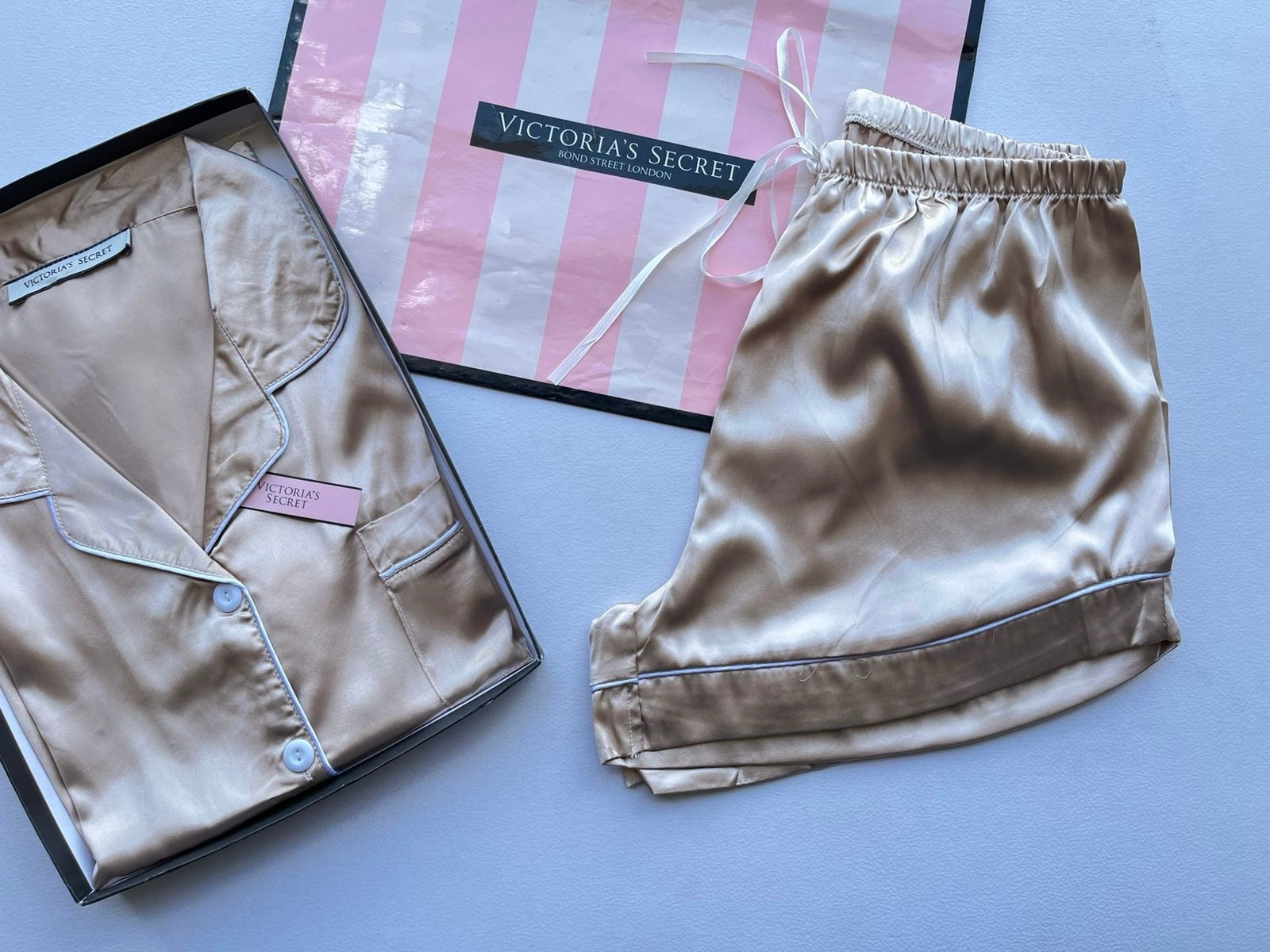 Pijama Satinado de Botones Estilo VS