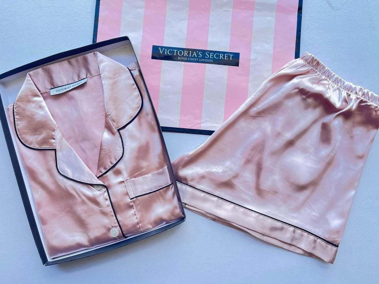 Pijama Satinado de Botones Estilo VS