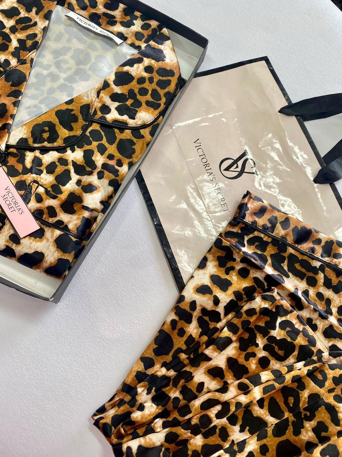 Pijama Satinado de Botones Estilo VS